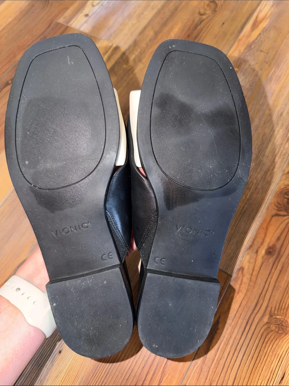 Vionic Miramar Black and White Sandals Size 8.5 - Picture 4 of 5